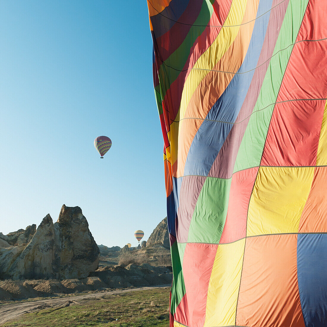Bunte Heißluftballons in der Luft; Goreme Nevsehir Türkei
