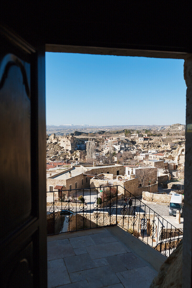 Blick auf die Stadt Urgup durch eine Türöffnung; Urgup Nevsehir Türkei