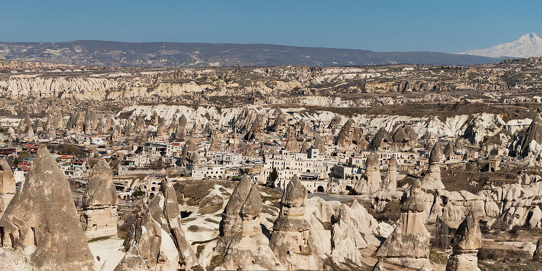 Felsformationen und ein Stadtbild; Goreme Nevsehir Türkei