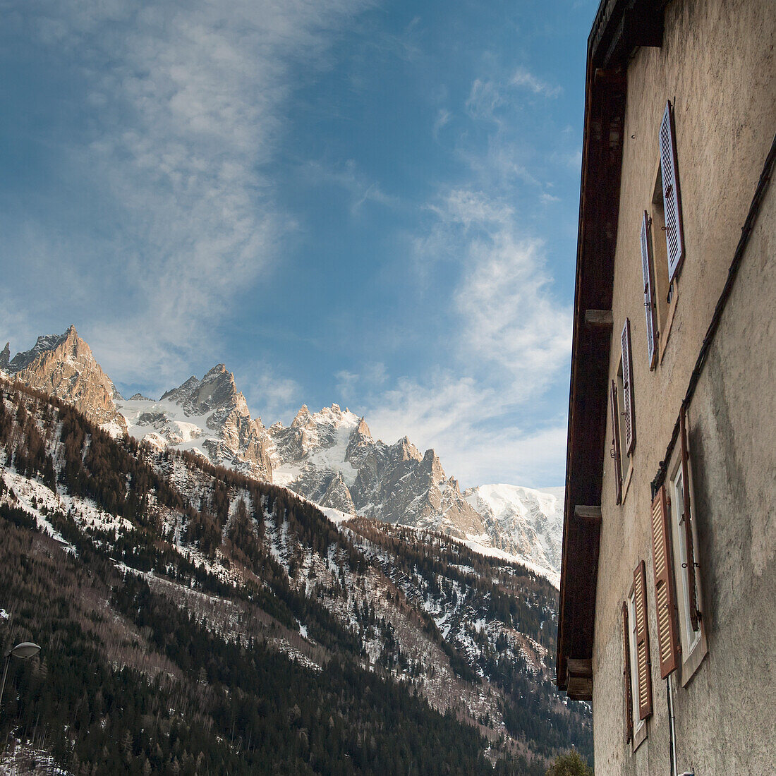 Niedriger Blickwinkel auf ein Gebäude neben den französischen Alpen; Chamonix-Mont-Blanc Rhone-Alpes Frankreich