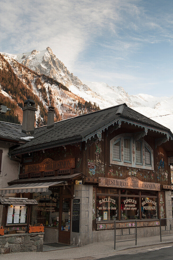 Ein Restaurant mit den französischen Alpen im Hintergrund; Chamonix-Mont-Blanc Rhone-Alpes Frankreich
