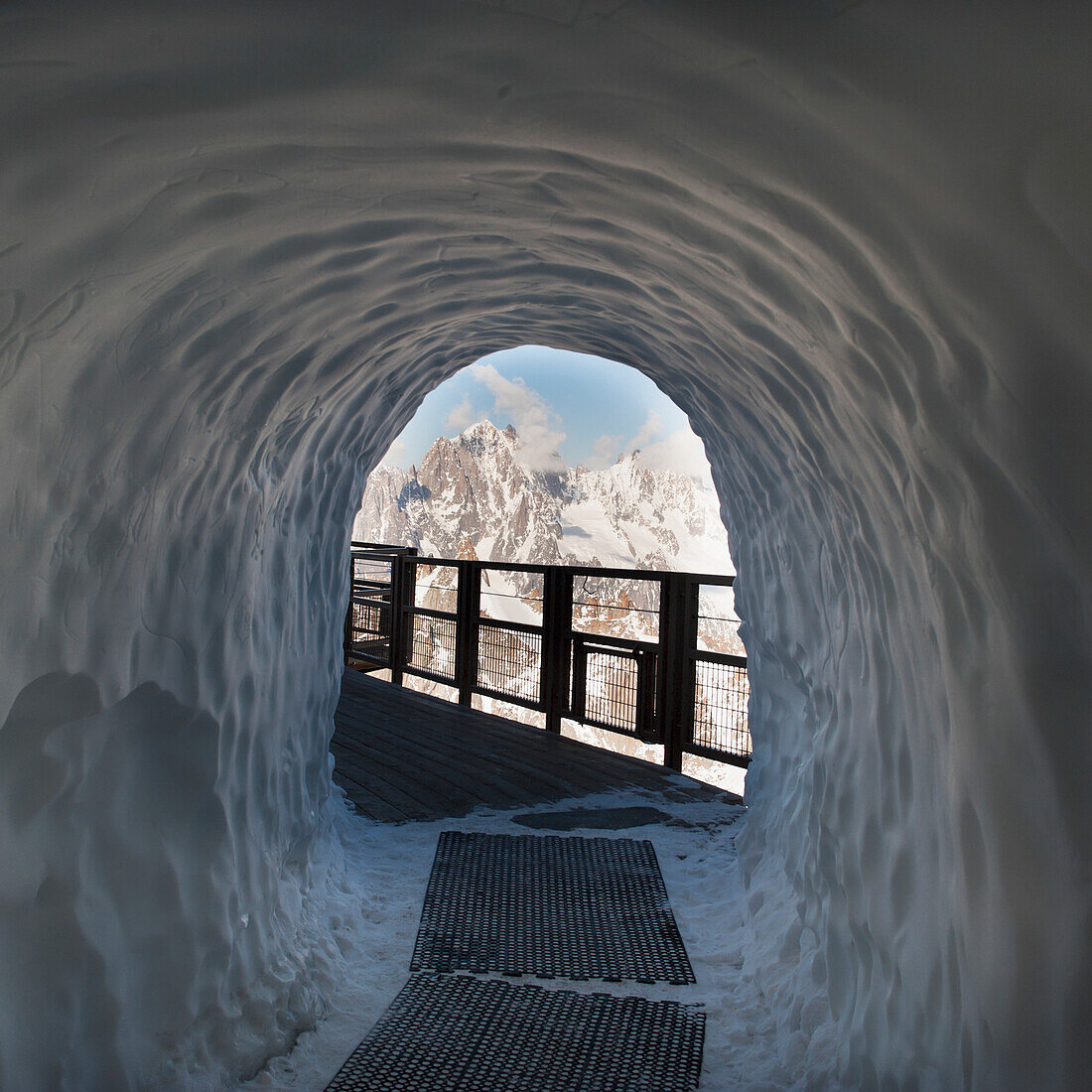 Ein Tunnel durch einen Schneehaufen auf einem Gehweg; Chamonix-Mont-Blanc Rhone-Alpes Frankreich