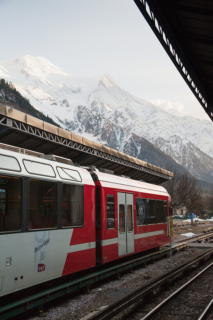 Ein Zug auf den Gleisen im Bahnhof; Chamonix-Mont-Blanc Rhone-Alpes Frankreich