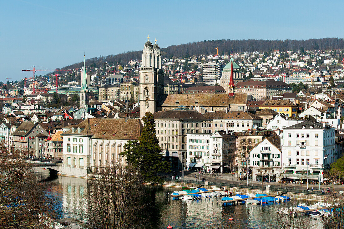 Stadtbild und Boote im Hafen; Zürich Schweiz