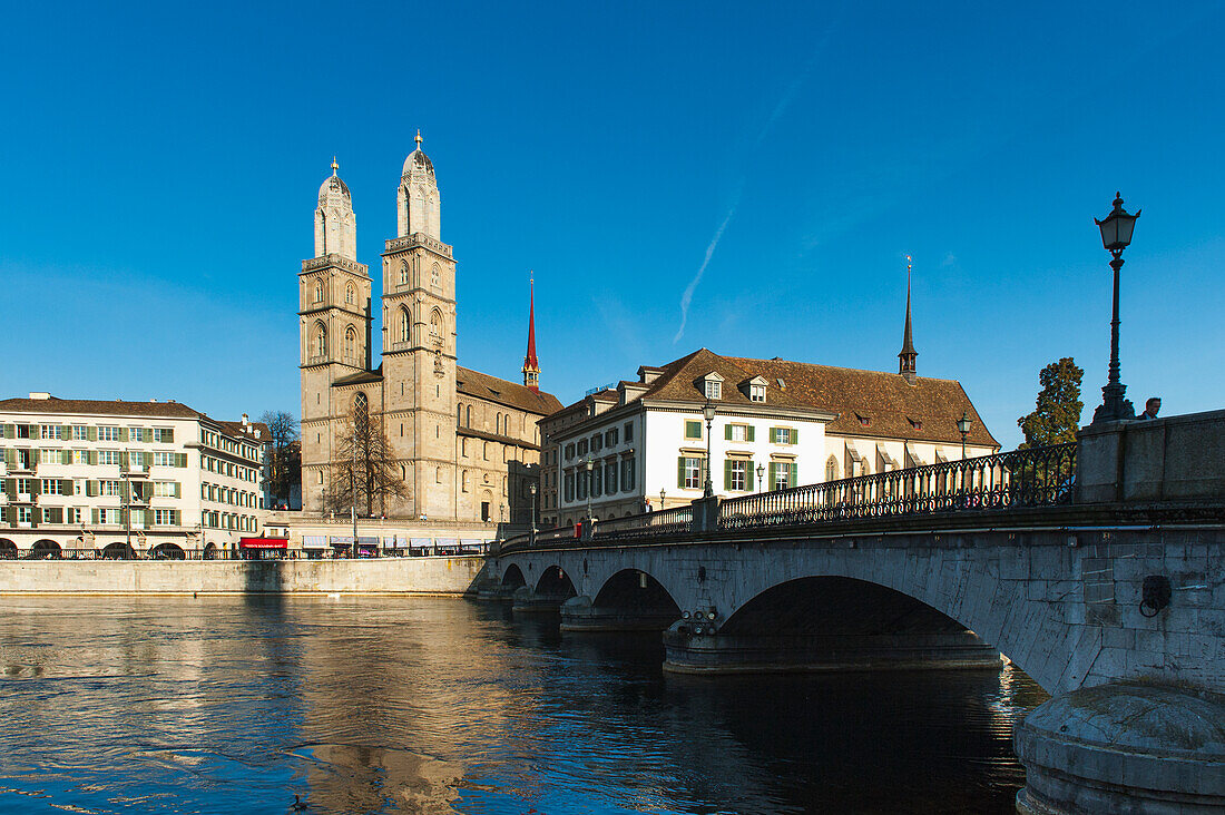 Eine Brücke über das Wasser und Gebäude am Wasser; Zürich Schweiz