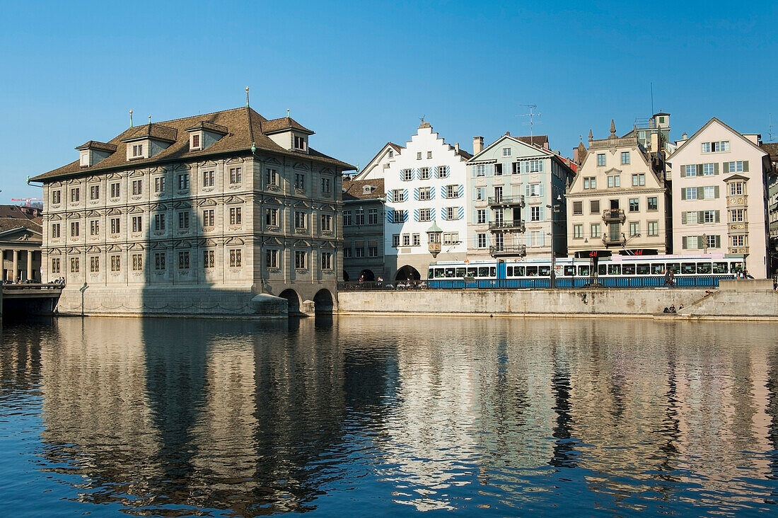 Gebäude entlang der Wasserkante spiegeln sich im Wasser; Zürich Schweiz