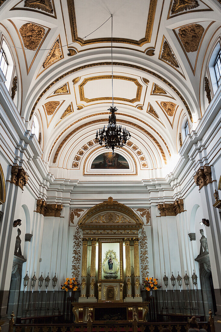 Verschnörkelte Kuppeldecke in Gold und Weiß; Guatemala-Stadt Guatemala