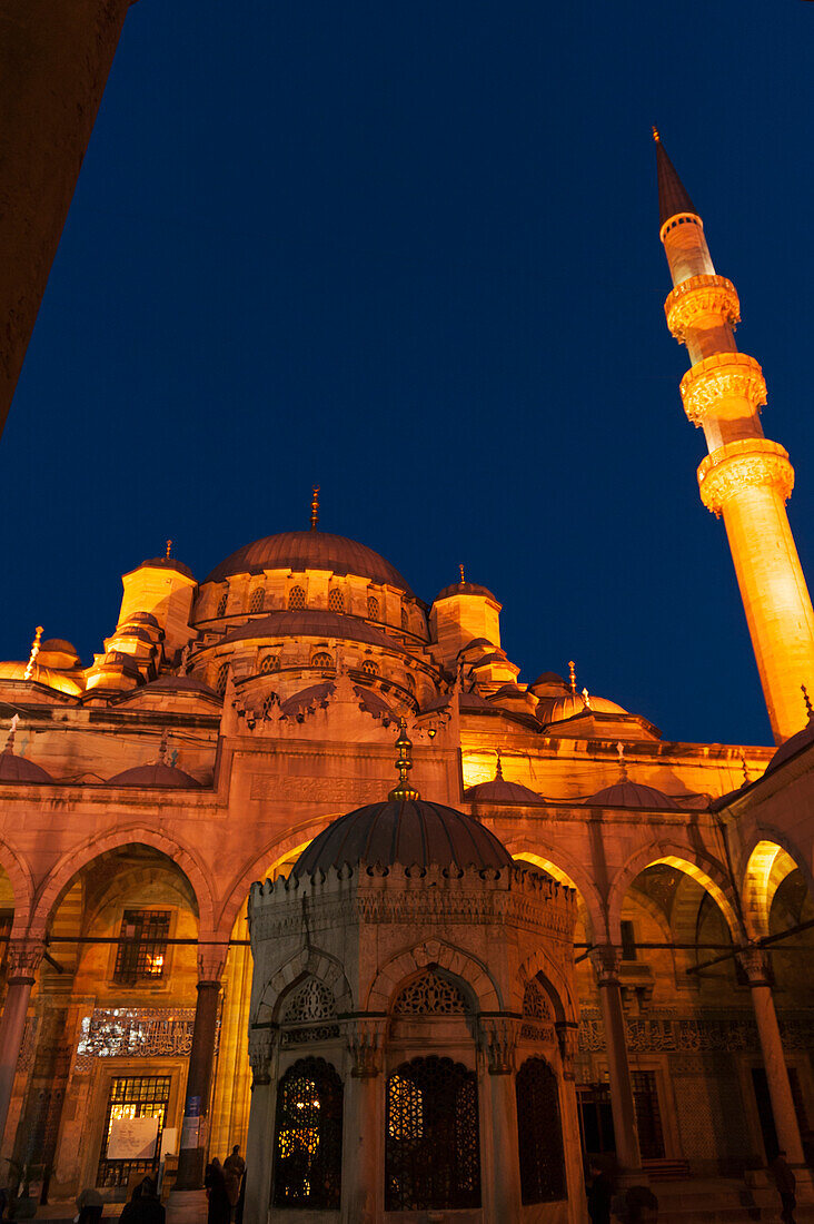 Turm der Valide-Sultan-Moschee bei Nacht beleuchtet; Istanbul Türkei