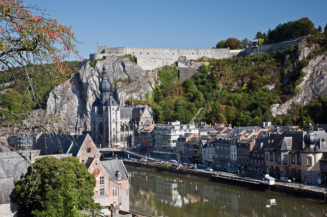 Maas Zitadelle und Kathedrale; Dinant Namur Belgien