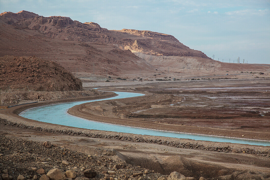 Ein künstlich angelegter Fluss schlängelt sich durch die Landschaft; Israel