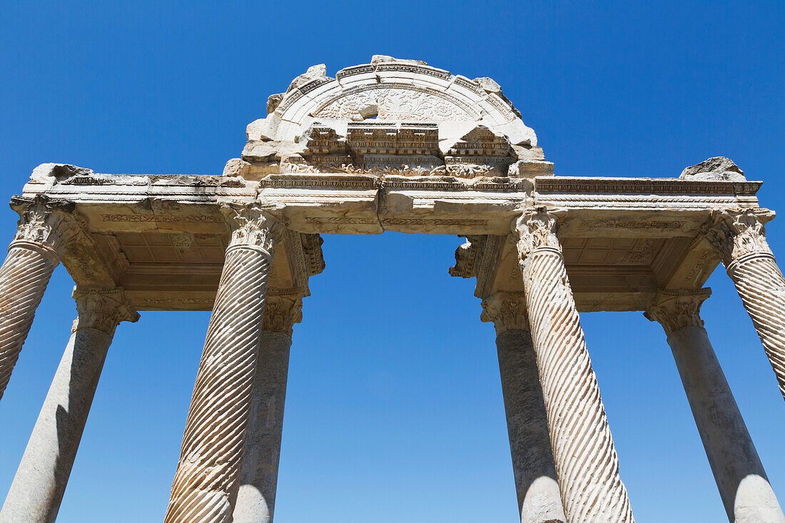 Ruinen des als Tetrapylon bekannten Tors von Aphrodisias aus dem 2. Jahrhundert; Provinz Aydin, Türkei