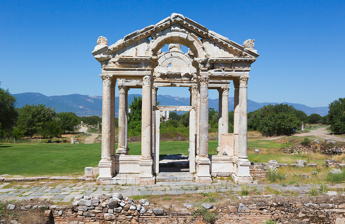 Ruinen des als Tetrapylon bekannten Tores von Aphrodisias aus dem 2. Jahrhundert; Provinz Aydin, Türkei