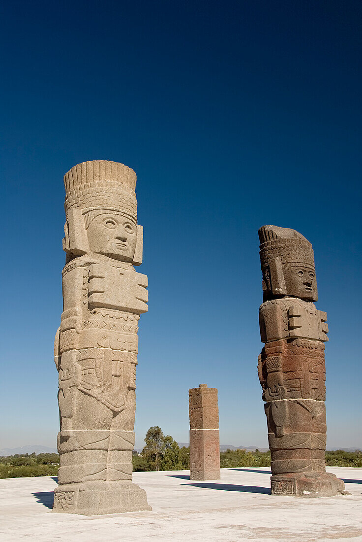 Statuen in der archäologischen Zone von Tula; Tula De Allende, Hidalgo, Mexiko