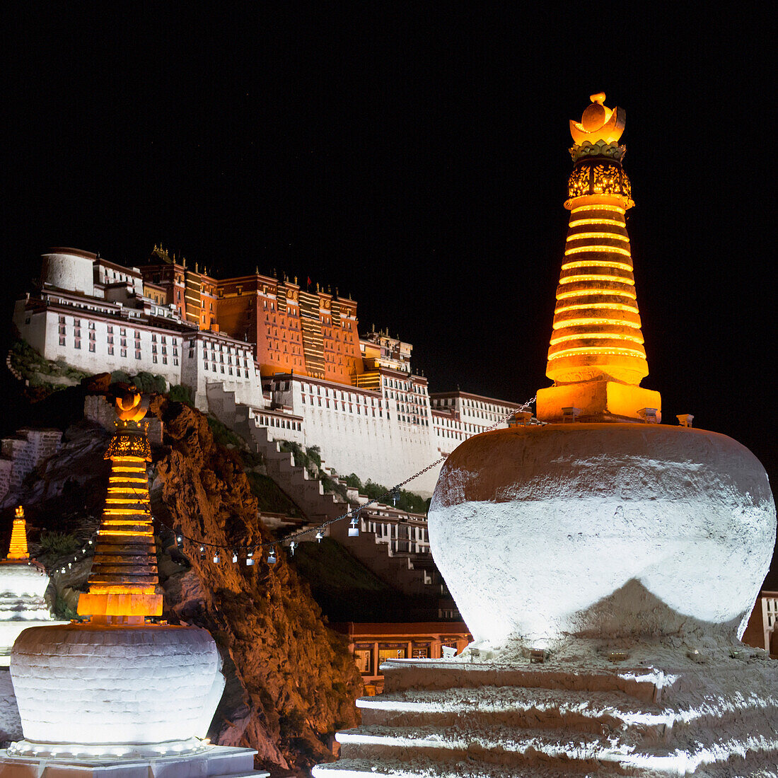 China, Xizang, Lhasa, Potala-Palast bei Nacht