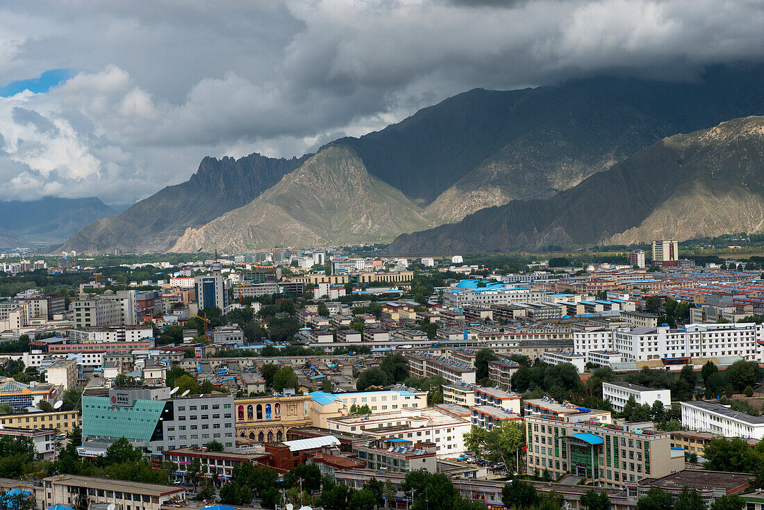 China, Xizang, Lhasa, Berge umgeben die Stadt