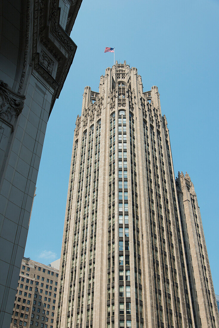 Niedriger Blickwinkel eines Wolkenkratzers vor blauem Himmel; Chicago Illinois Vereinigte Staaten Von Amerika