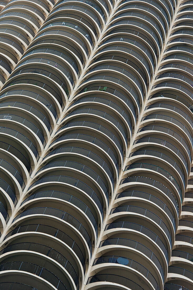 Low Angle View Of A Building With Curves To Give A Bumpy Facade; Chicago Illinois Vereinigte Staaten Von Amerika