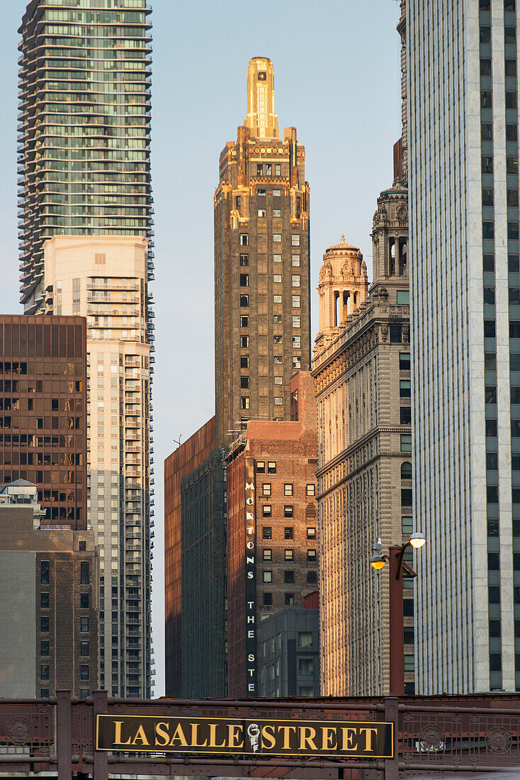 Wolkenkratzer gegen einen blauen Himmel und eine Brücke über die Lasalle Street; Chicago Illinois Vereinigte Staaten Von Amerika