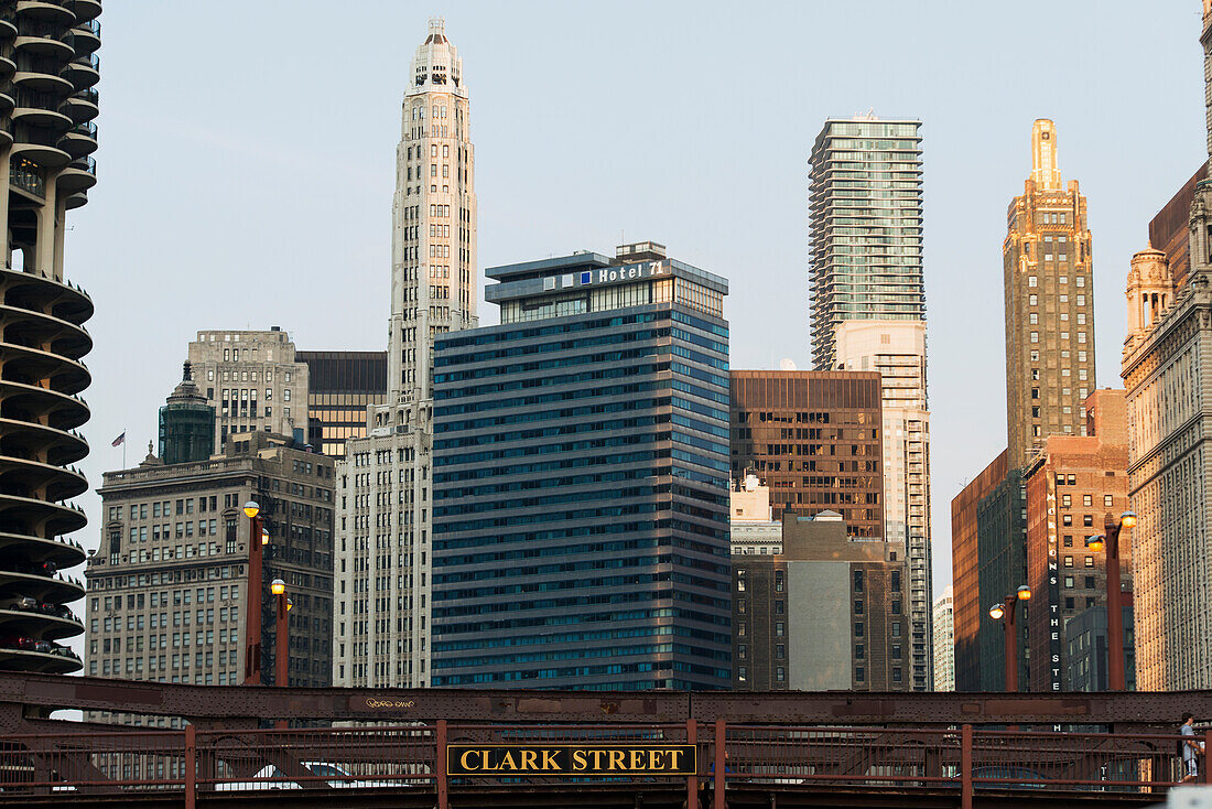 Skyline mit Wolkenkratzern gegen einen blauen Himmel; Chicago Illinois Vereinigte Staaten Von Amerika