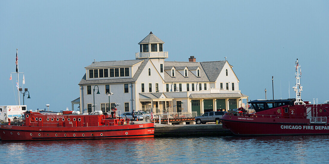 Gebäude und rote Boote auf dem Wasser; Chicago Illinois Vereinigte Staaten Von Amerika