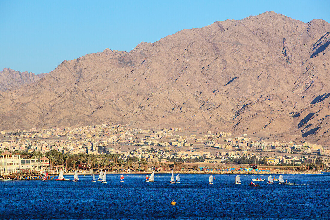 Segelboote auf dem Roten Meer entlang der Küste; Jordanien Israel