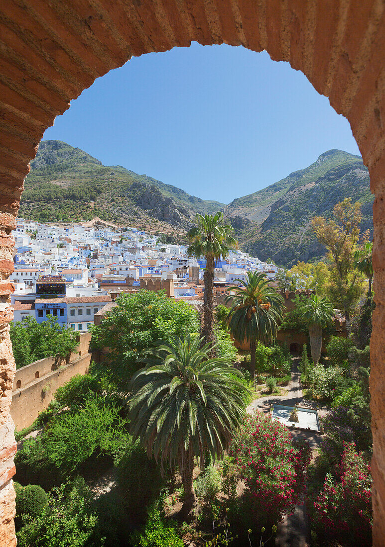 Die Stadt und die Kasbah-Gärten vom Turm der Kasbah aus gesehen; Chefchaouen Marokko