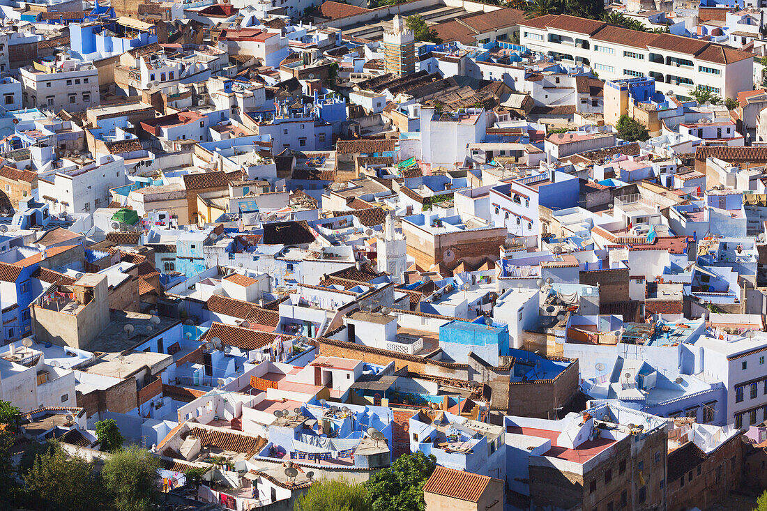Blick von oben auf die Stadt Chefchaouen; Chefchaouen Marokko