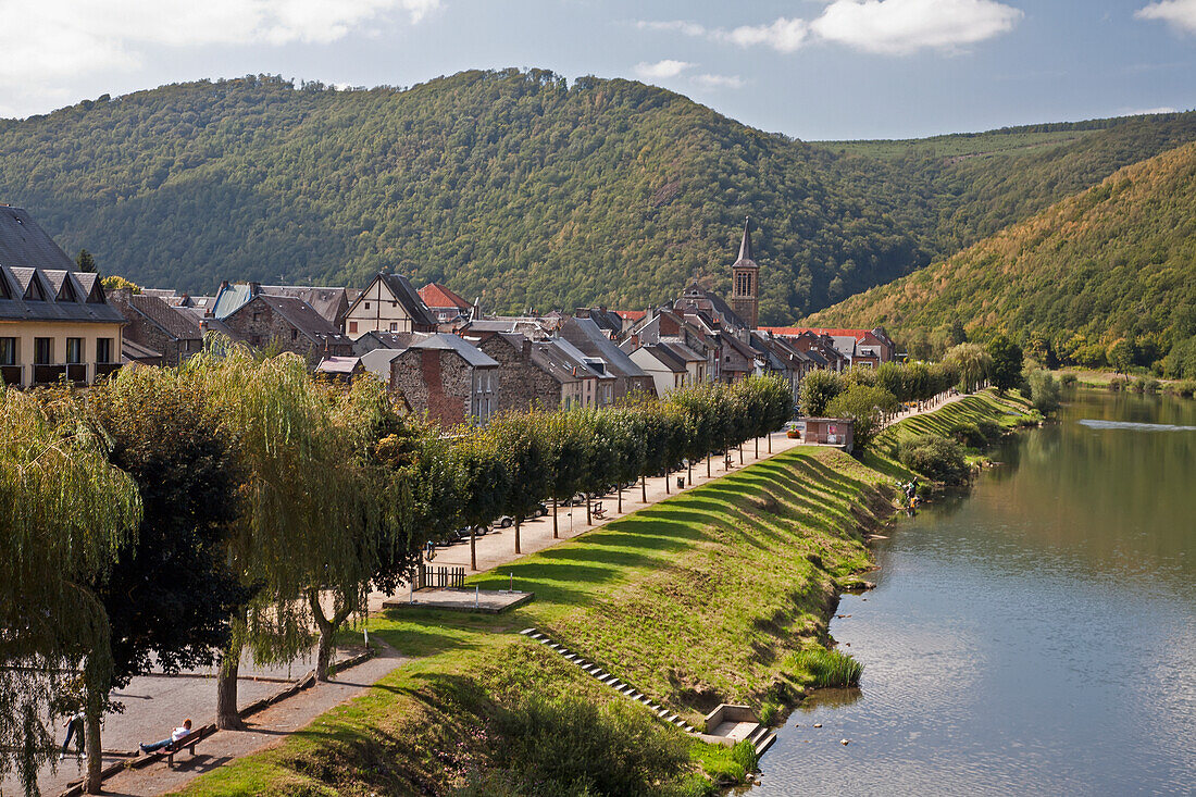 Entlang des Flussufers der Maas; Montherme Belgien