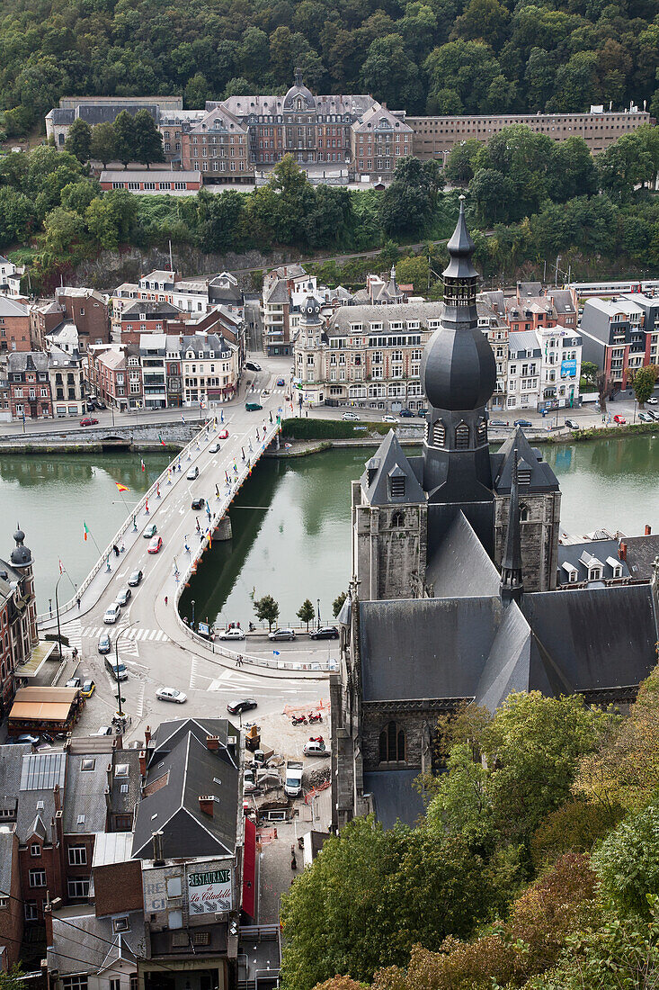 Hochformatige Ansicht einer Kathedrale und einer Brücke über die Maas; Dinant Namur Belgien