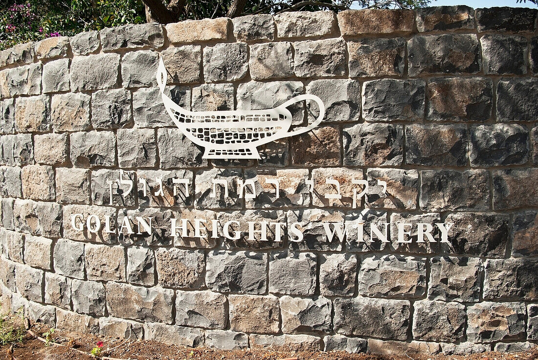 Blick auf das Schild der Golan Heights Winery an der Außenwand; Katzrin, Jordon Valley, Israel