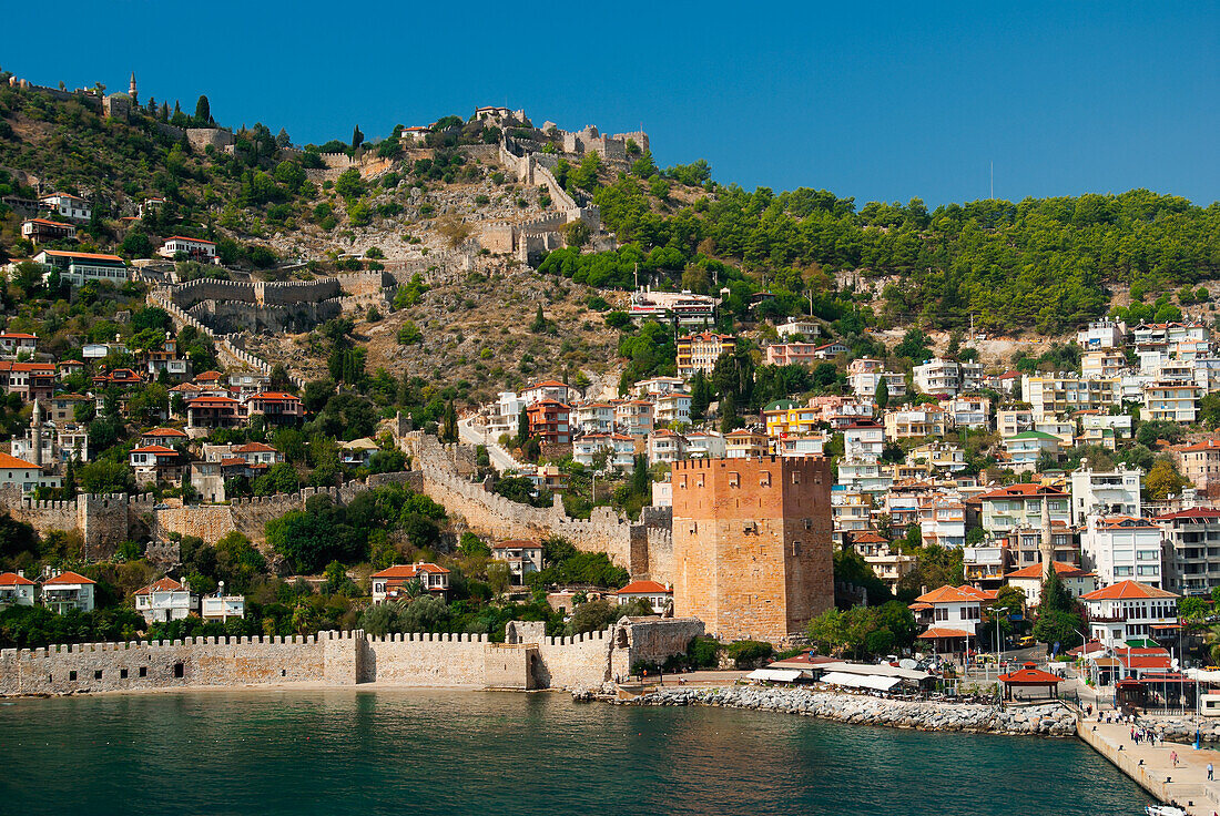 Alanya Burg mit rotem Turm, alte Mauer und Stadt; Alanya, Provinz Antalya, Türkei