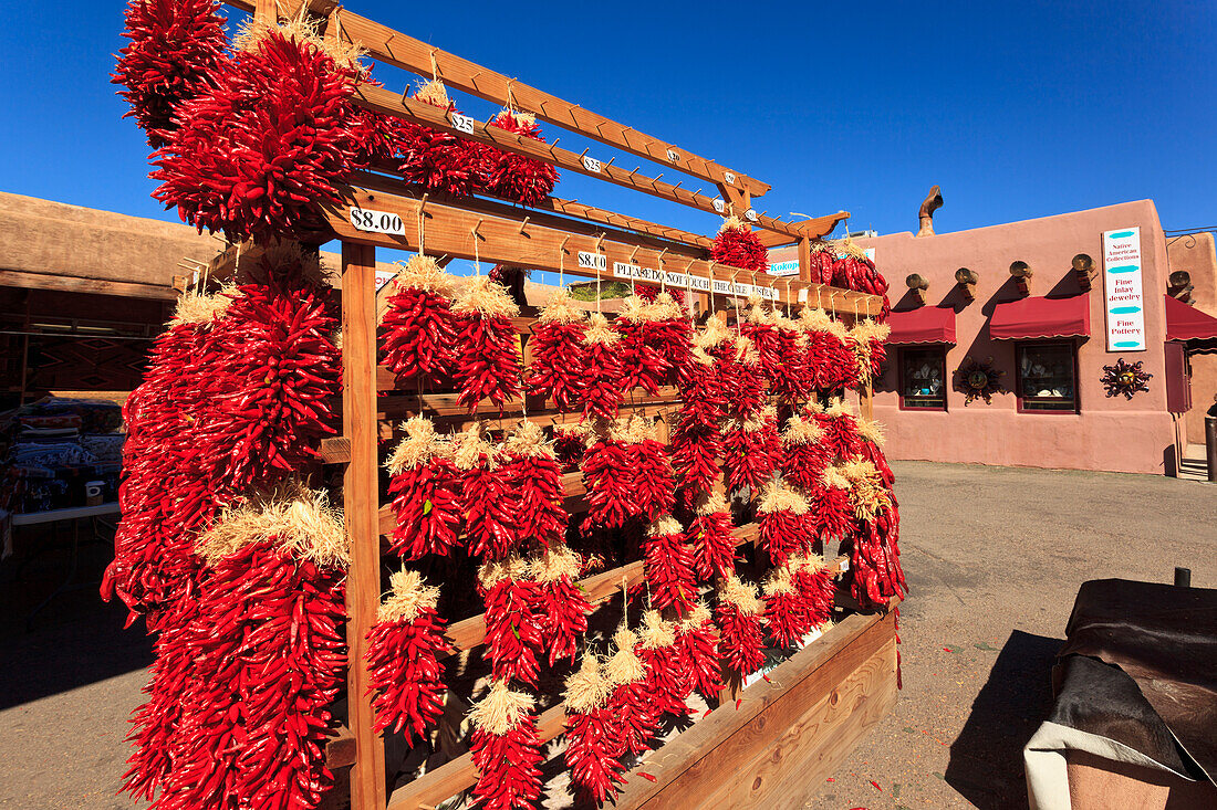 USA, New Mexico, Santa Fe, Red Chili Restras hängen vor einem Souvenirladen