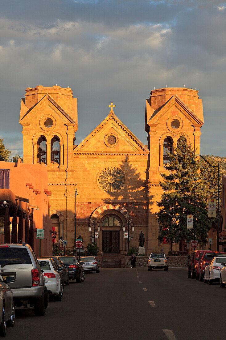USA, New Mexico, Santa Fe, Kathedralenbasilika des Heiligen Franz von Assisi, allgemein bekannt als Kathedrale des Heiligen Franz
