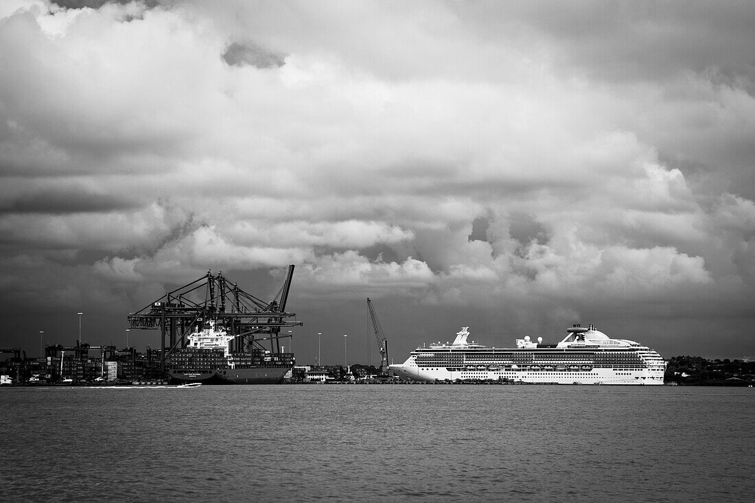 Kolumbien, Cartagena, Kreuzfahrtschiff im Hafen