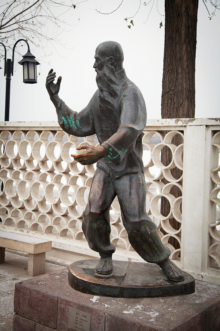 China, Peking, Statue eines Mannes beim Tai Chi