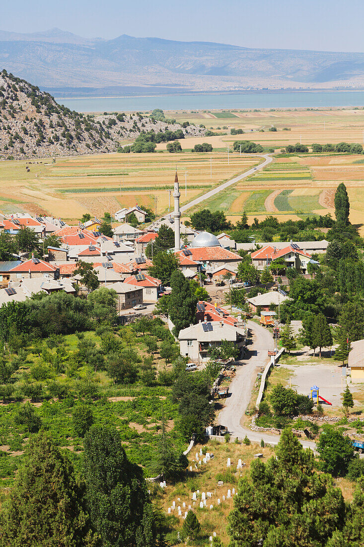 Typische anatolische Bauernsiedlung mit dem Sugla-See im Hintergrund; Susuz-Koyu, Provinz Konya, Türkei