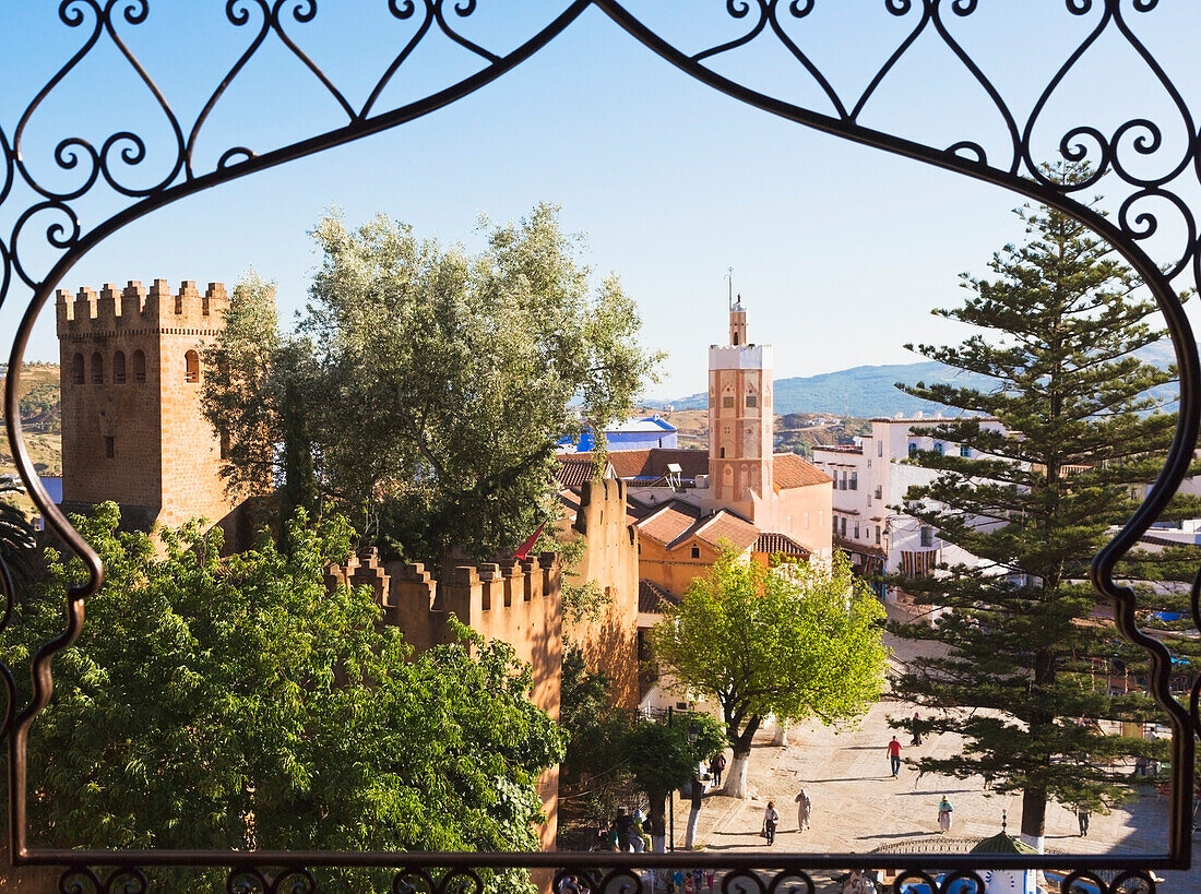 Marokko, Provinz Chefchaouen, Chefchaouen, Blick auf Kasbah, Place Uta Hammam und Große Moschee