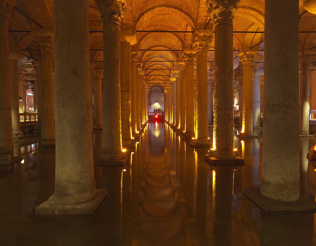 Basilika-Zisterne, unterirdische byzantinische Wasserspeicherzisterne, auch bekannt als versunkener oder unterirdischer Palast; Istanbul, Provinz Istanbul, Türkei