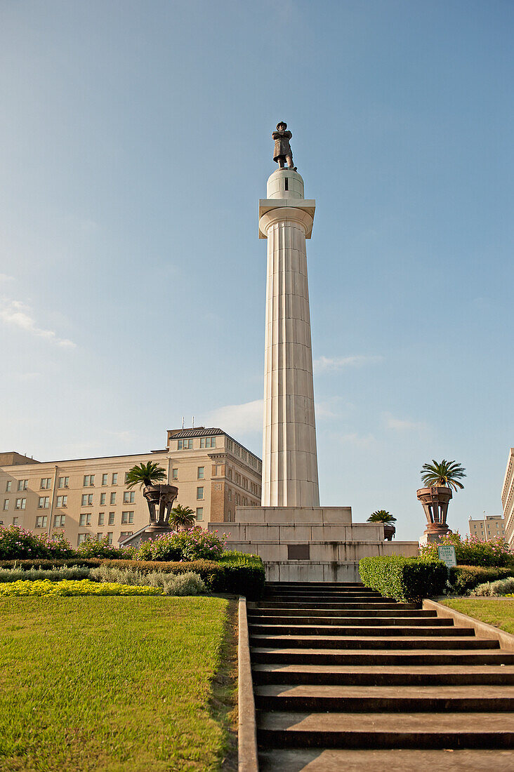 Column monument with statue of Robert E. Lee on top; Louisiana, New Orleans, USA