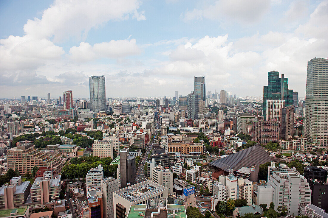 Japan, Tokio, Gebäude und Wolkenkratzer im Stadtbild