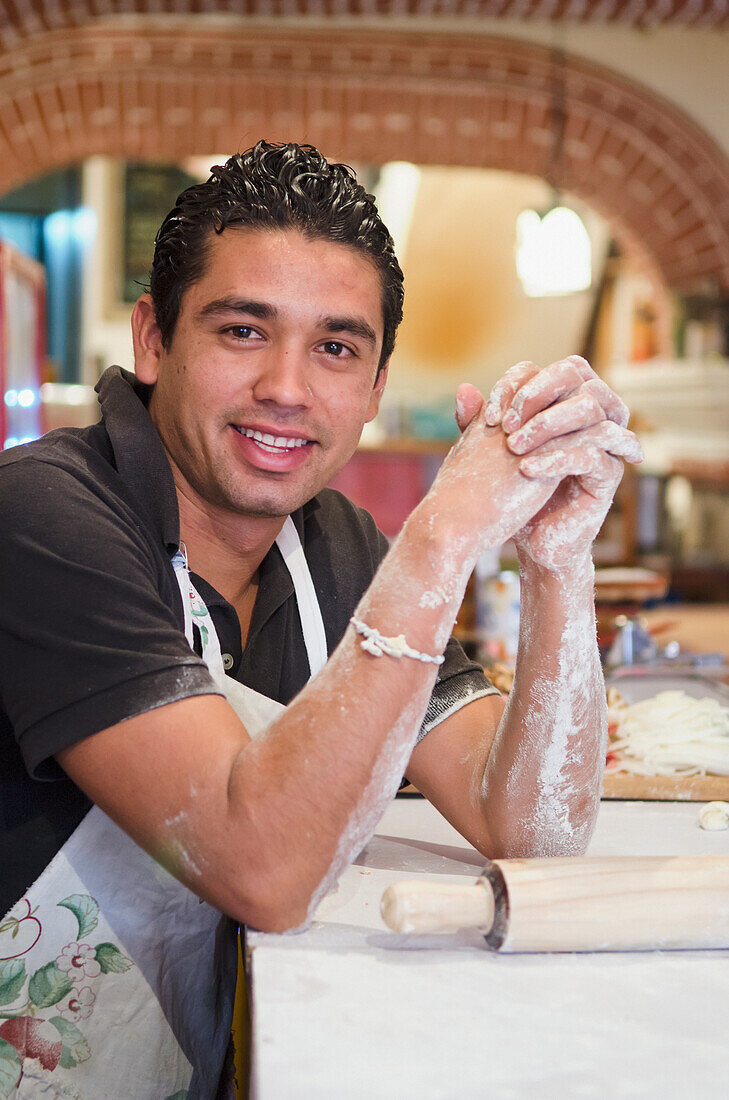 Mexiko, Bundesstaat Guanajuato, Guanajuato, Portrait eines jungen Bäckers