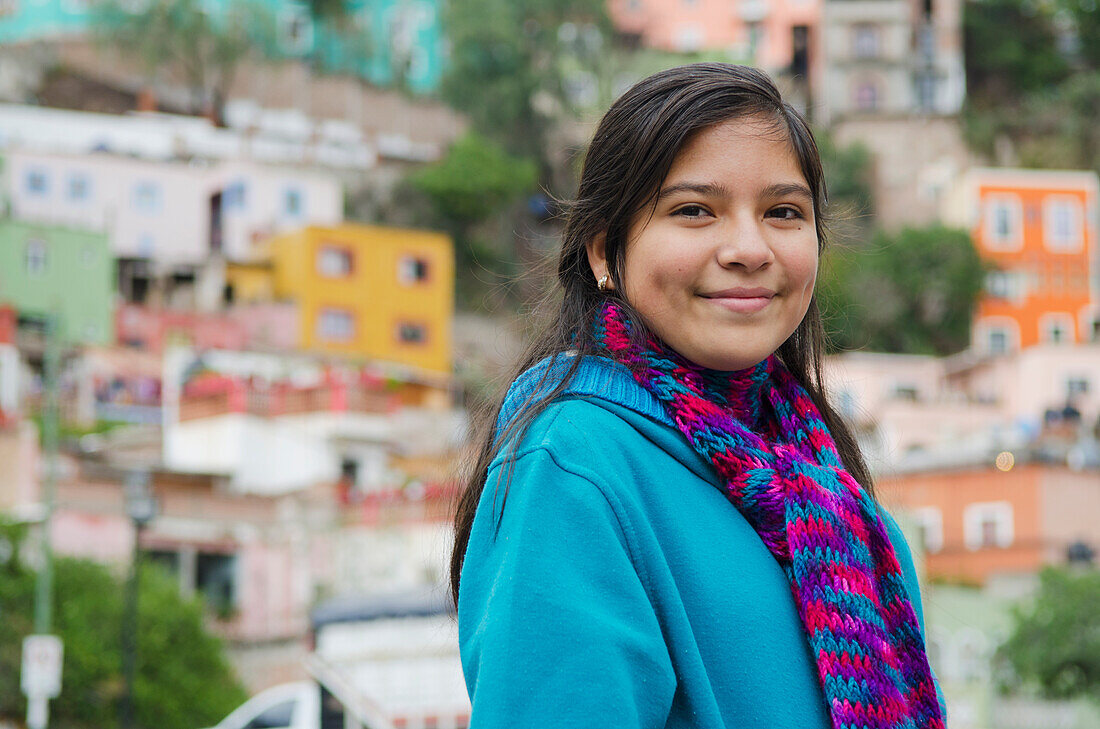 Mexiko, Guanajuato, Porträt eines Mädchens vor einem Vorstadthaus