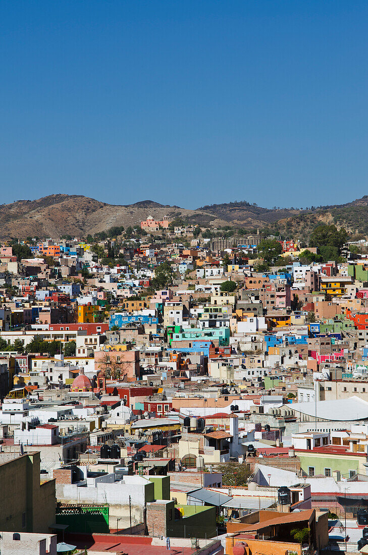 Blick auf bunte Gebäude im Stadtzentrum; Guanajuato, Guanajuato, Mexiko