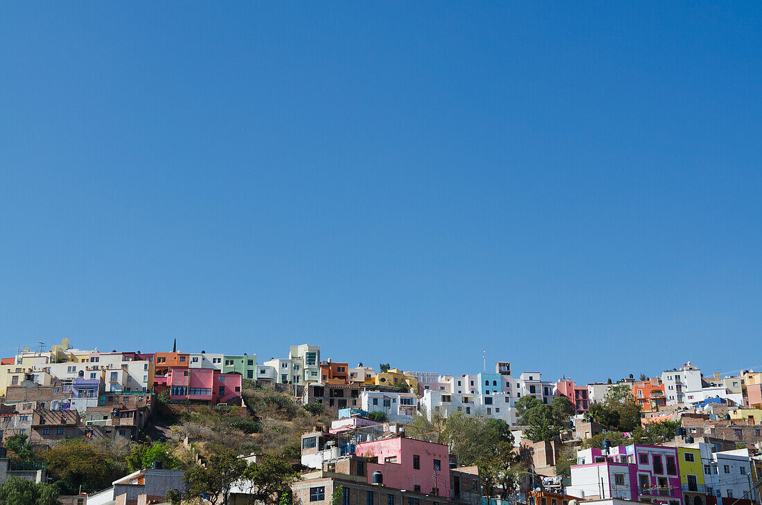 Mexico, Guanajuato, Guanajuato, View of hillside suburbs