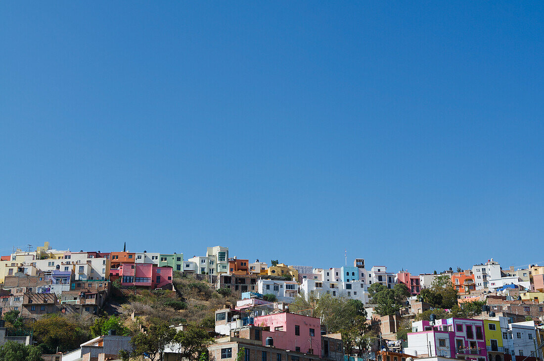 Mexiko, Guanajuato, Guanajuato, Blick auf hügelige Vorstadt