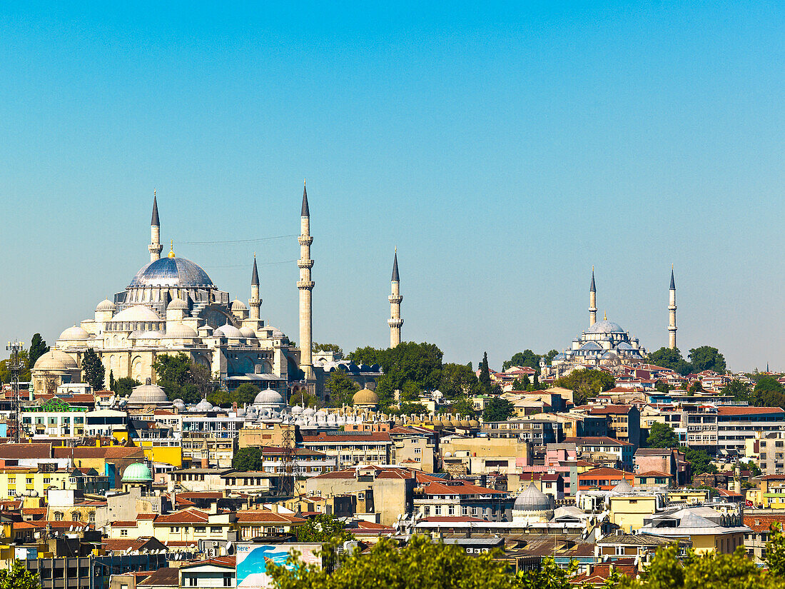 Stadtsilhouette mit Blauer Moschee; Istanbul, Türkei