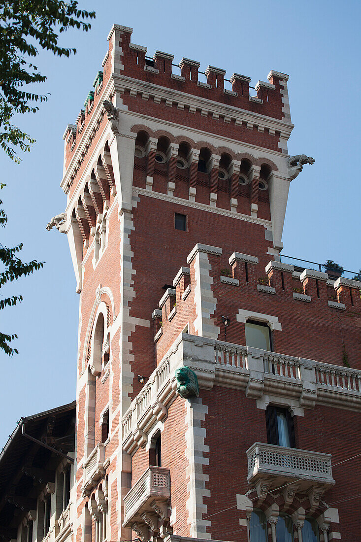 Italien, Lombardei, Mailand, Schlossturm aus Backstein mit weißer Steinverkleidung