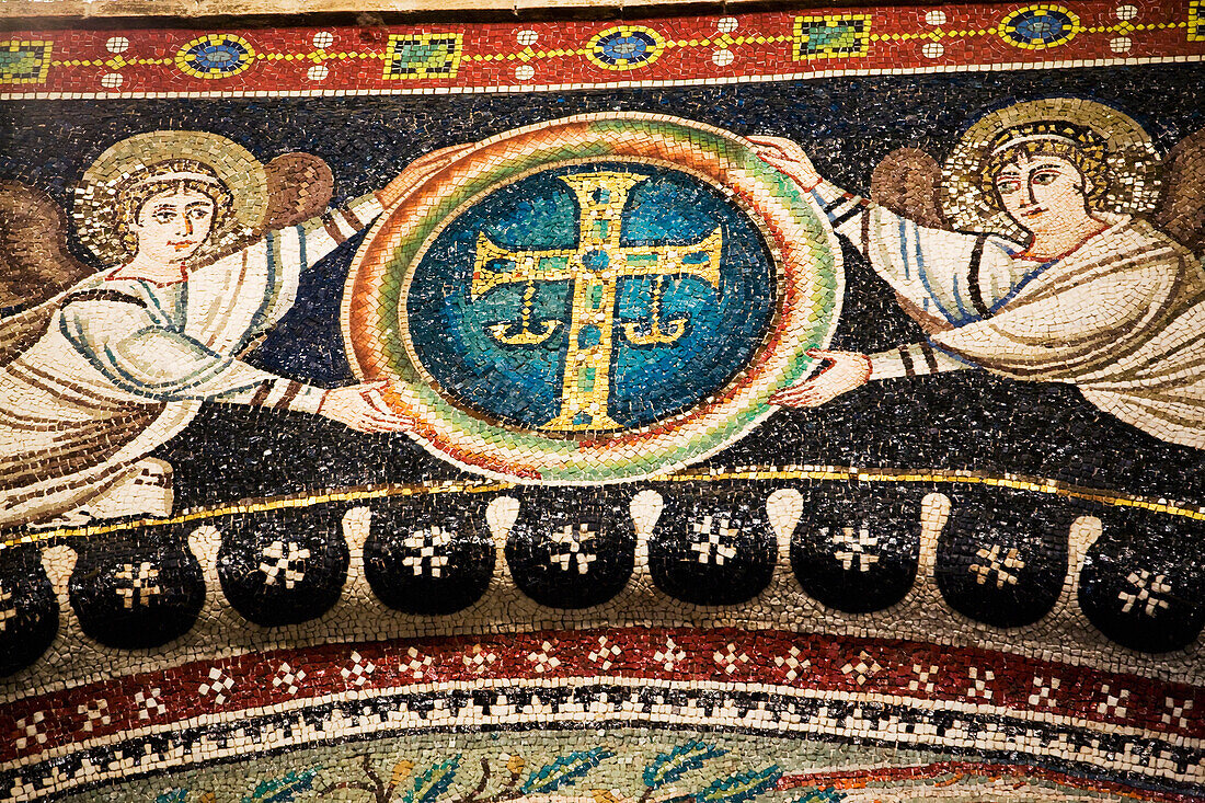 Italien, Emilia-Romagna, Ravenna, Mosaik von Engeln mit Kreuz