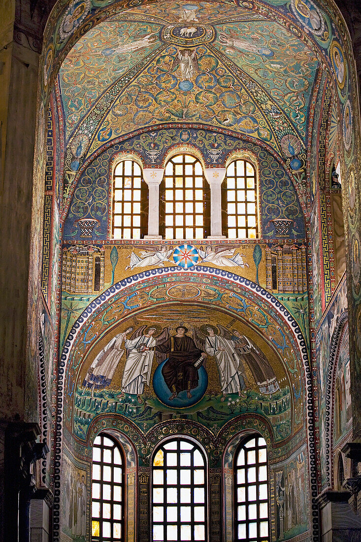Italien, Emilia-Romagna, Ravenna, Mosaike und Glasmalerei mit gewölbten Wänden