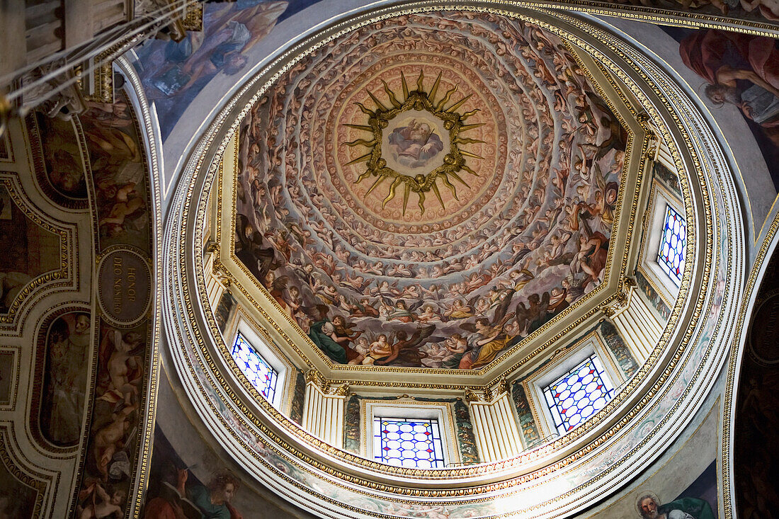 Italien, Emilia-Romagna, Ferrara, Fresko im Kuppelinneren der Kathedrale mit Glasfenstern